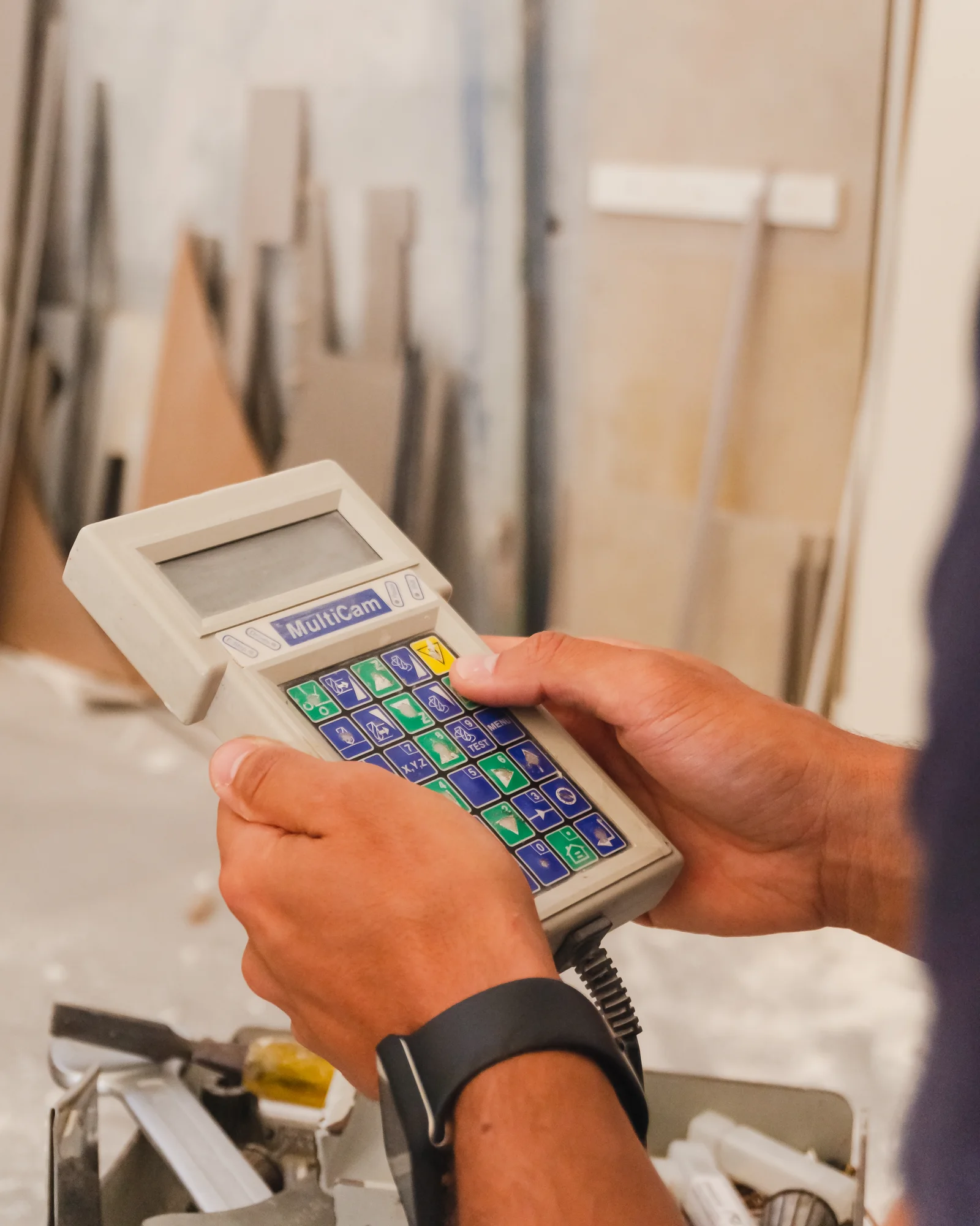 Trabajador manejando el control de una máquina en el taller