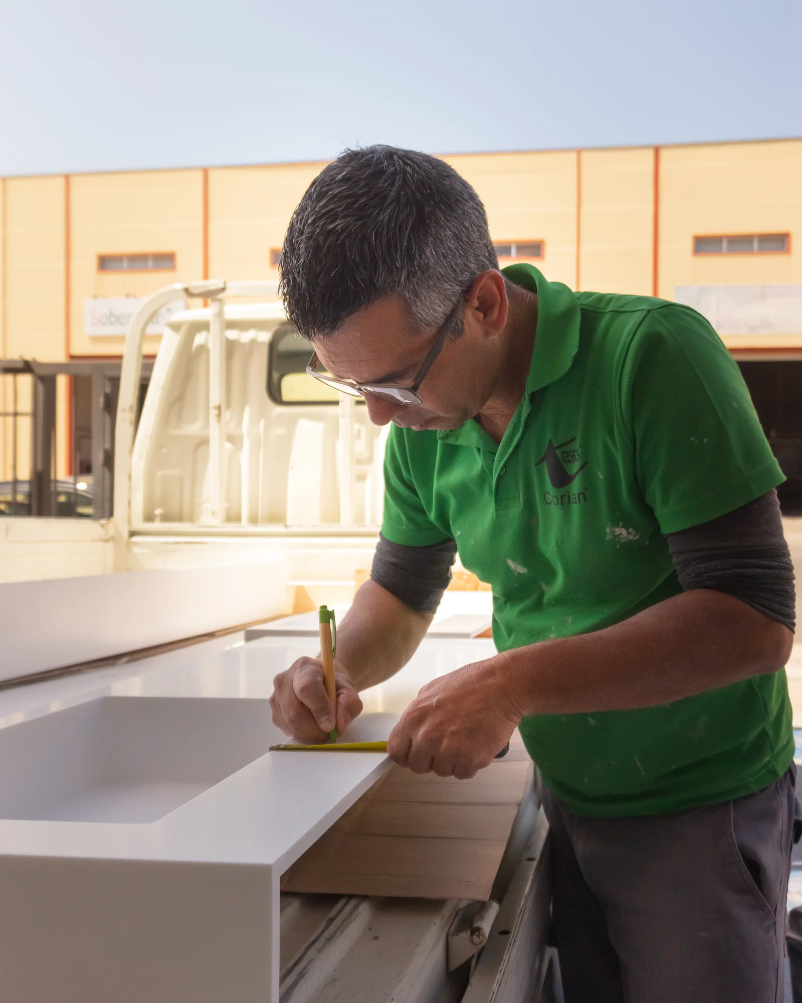 Trabajador midiendo una pieza con lavabo integrado