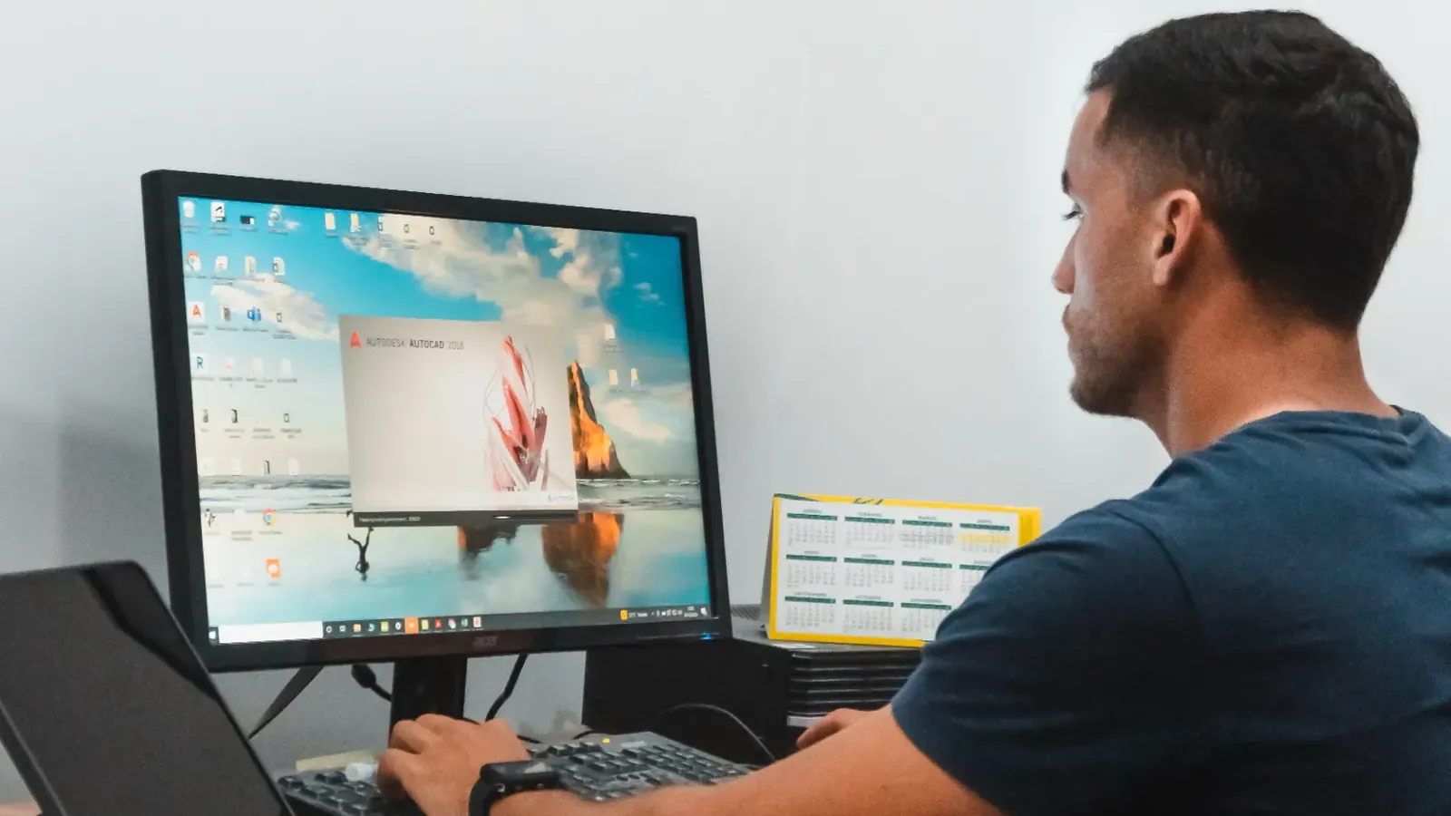 Pedro trabajando en el diseño técnico de un proyecto de Trassos