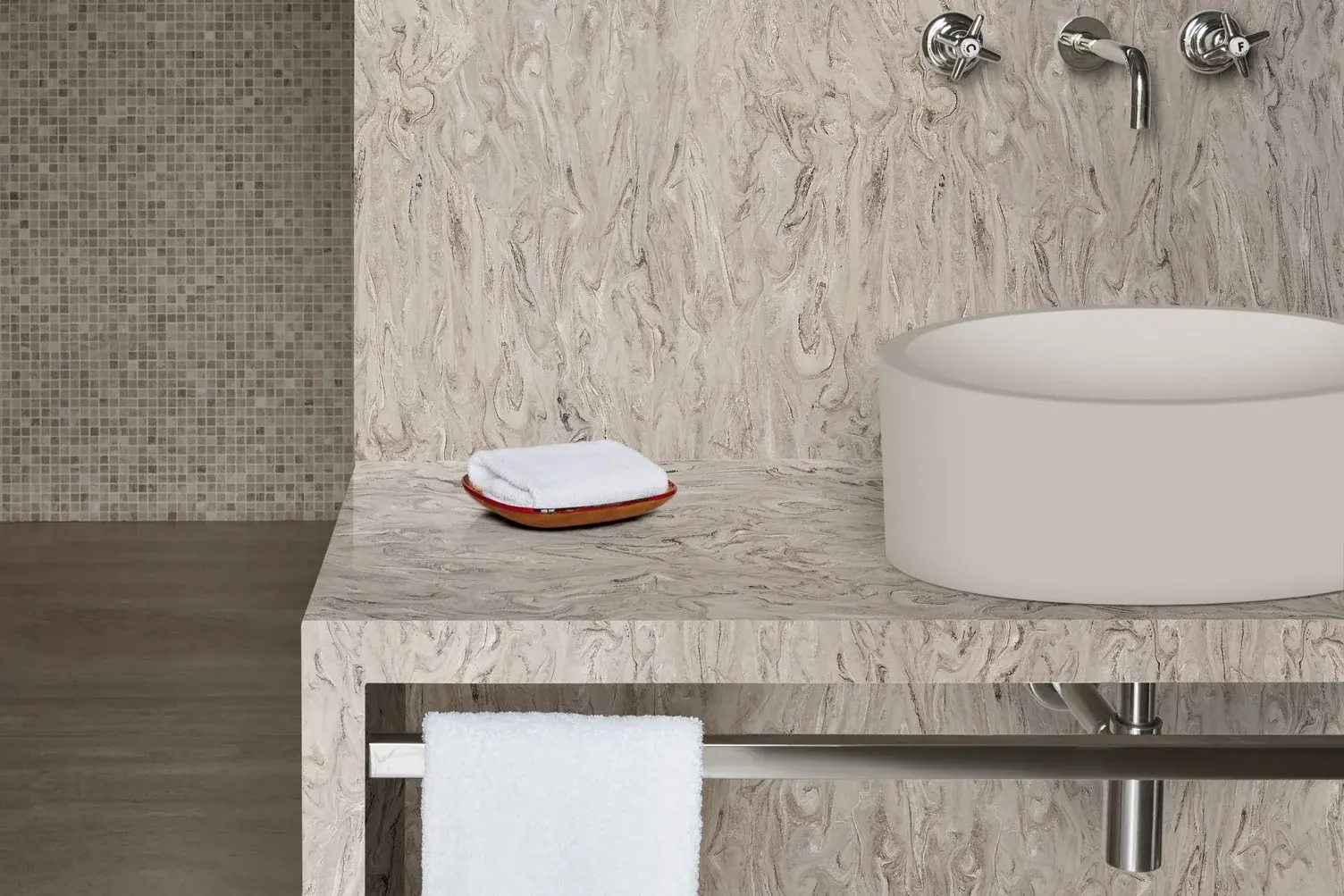 Lavabo blanco sobre una encimera veteada