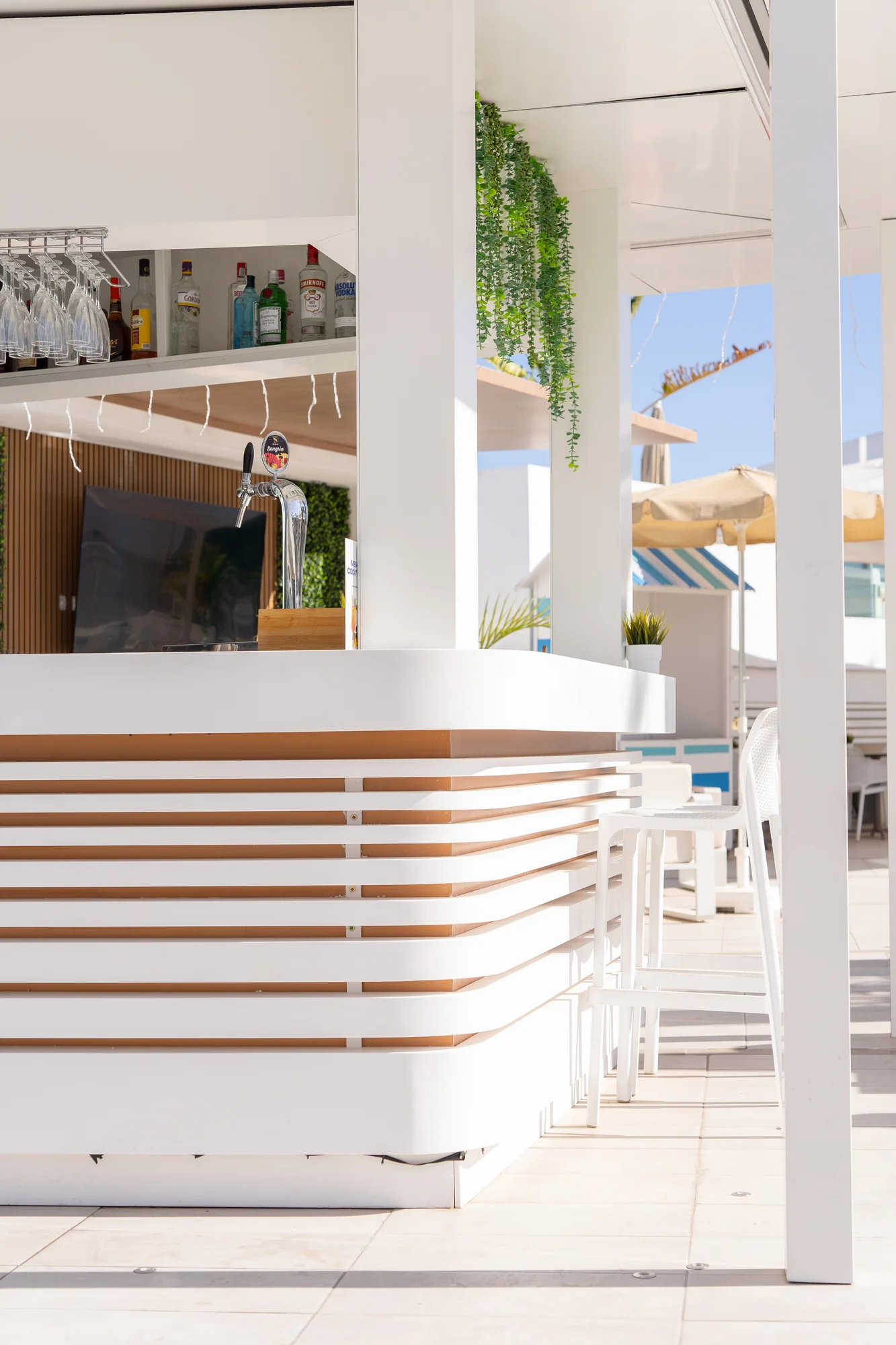 Mostrador blanco con listones horizontales en un bar