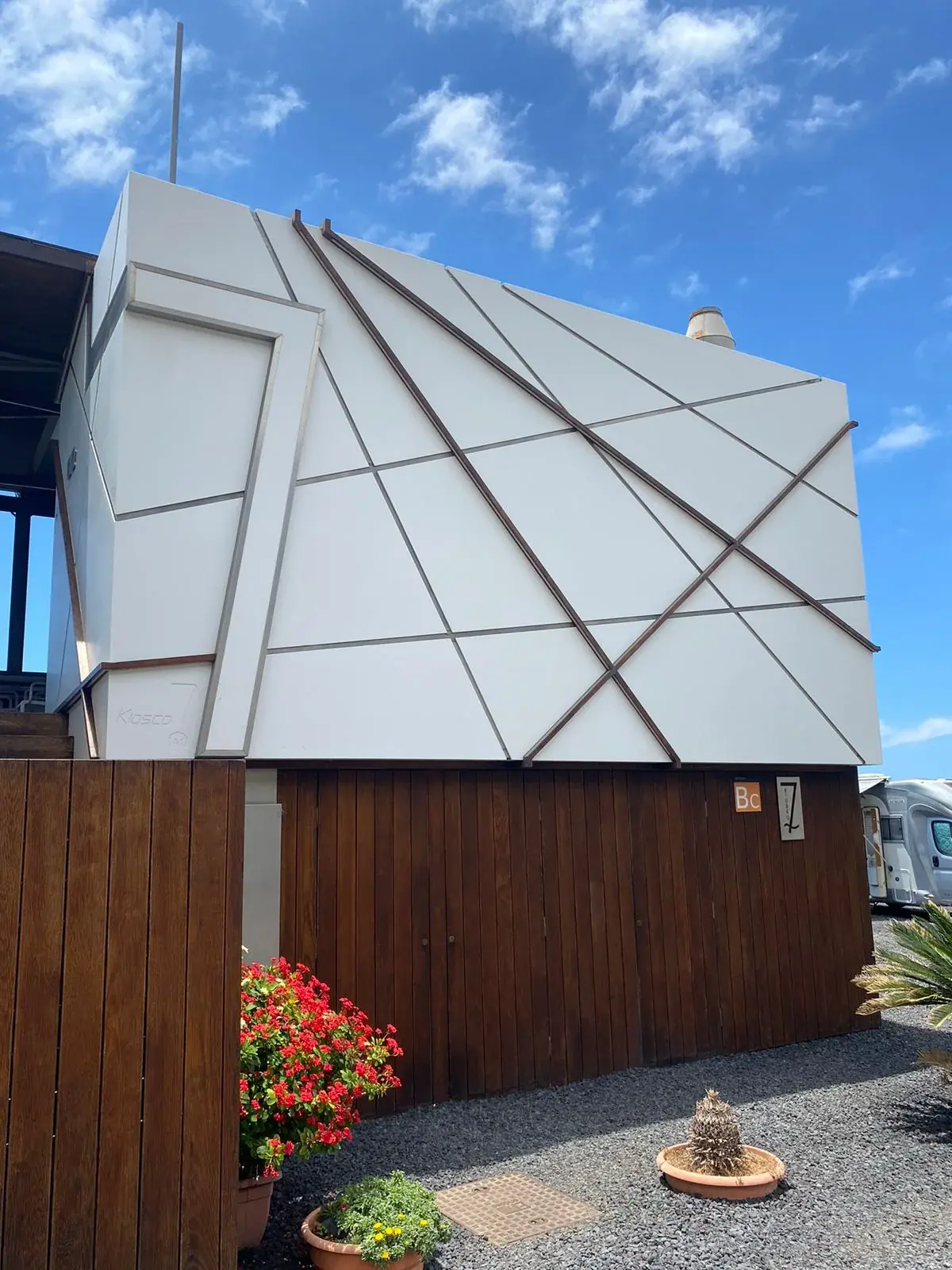 Fachada blanca con paneles geométricos