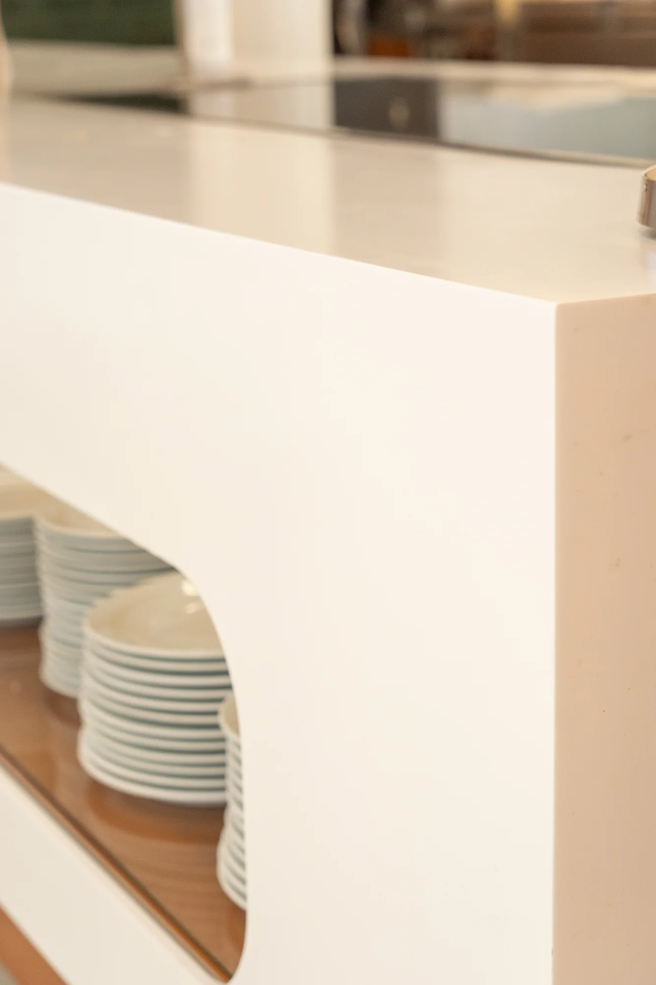 Detalle de una pieza de Corian® con superficies moldeadas