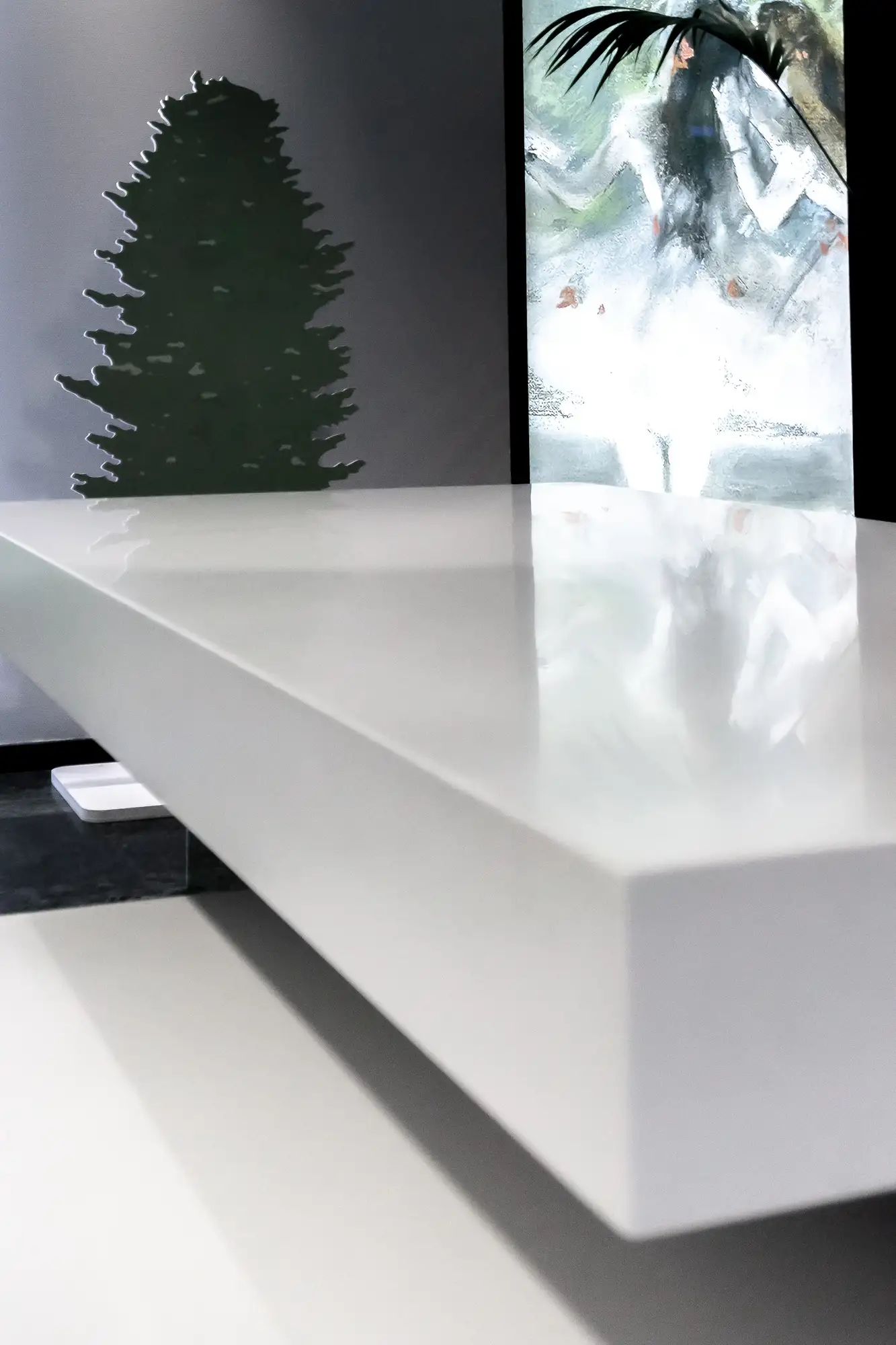 Encimera volada de Corian® blanco con canto recto y acabado brillante