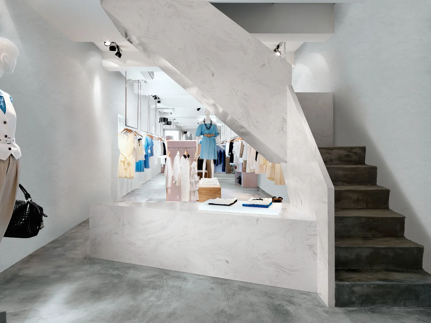 Mobiliario y revestimiento de Corian® en un espacio comercial
