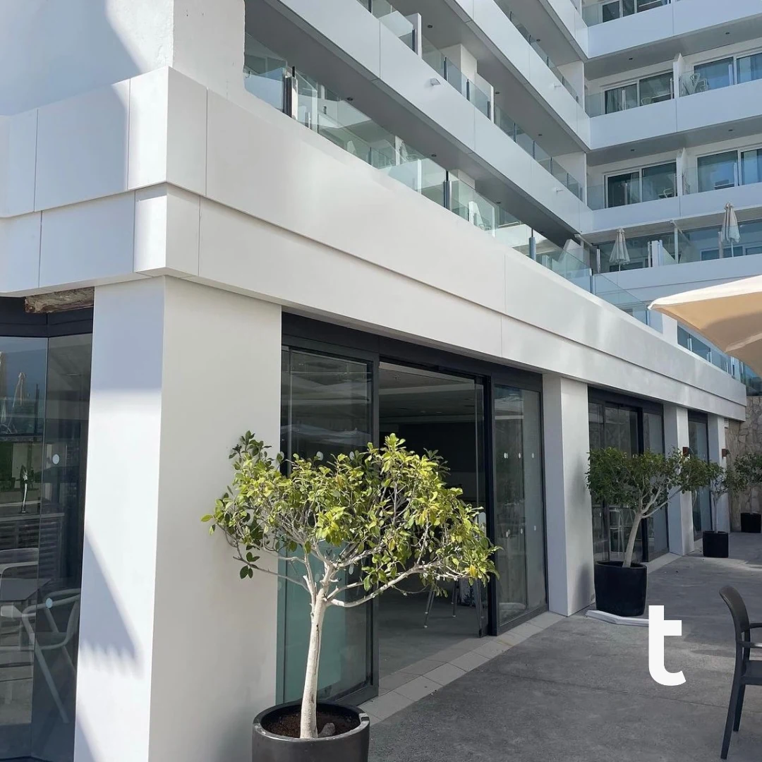 Revestimiento exterior integrado en la fachada de un edificio