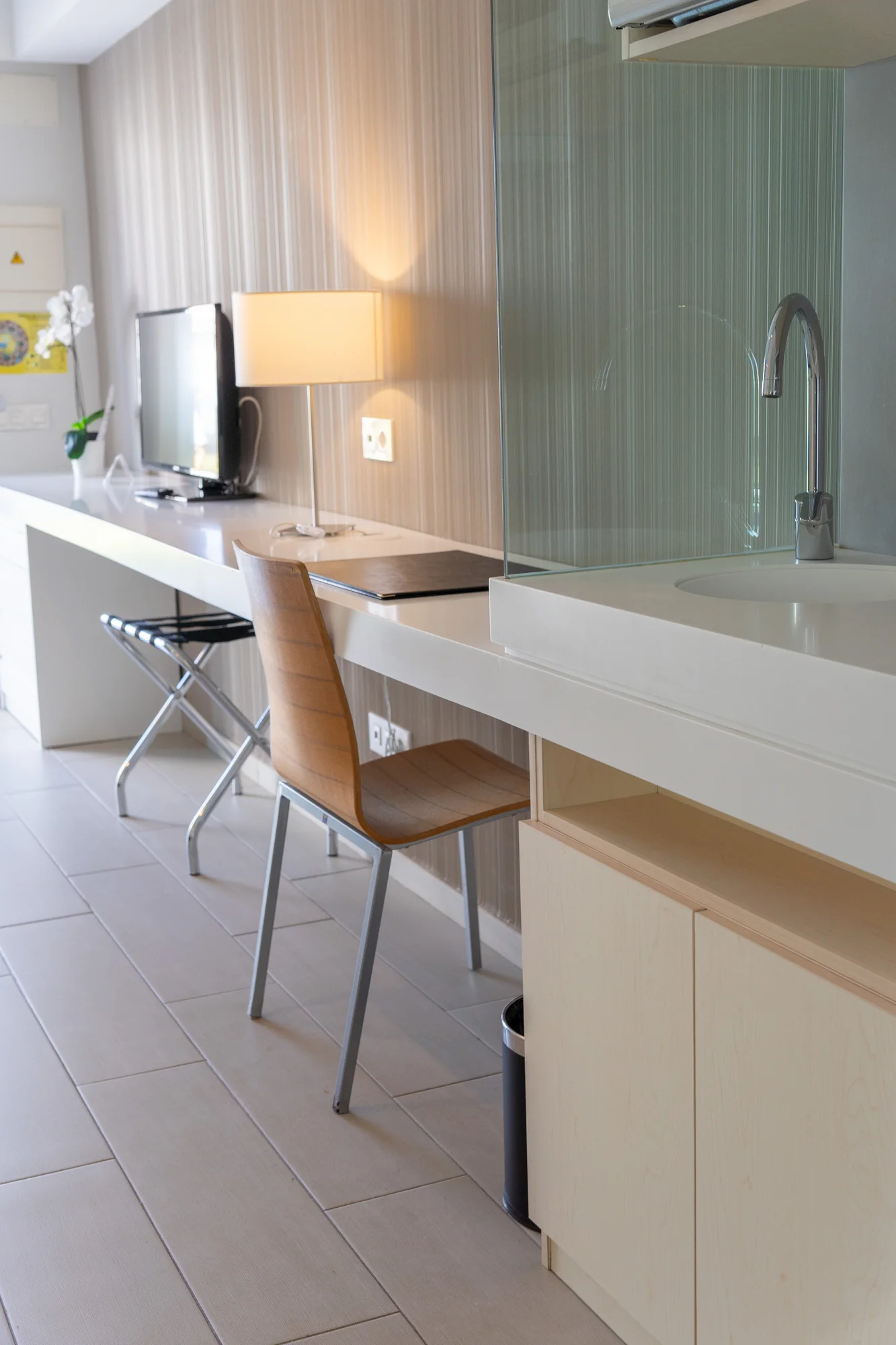 Mobiliario y lavabo integrados en una habitación de hotel
