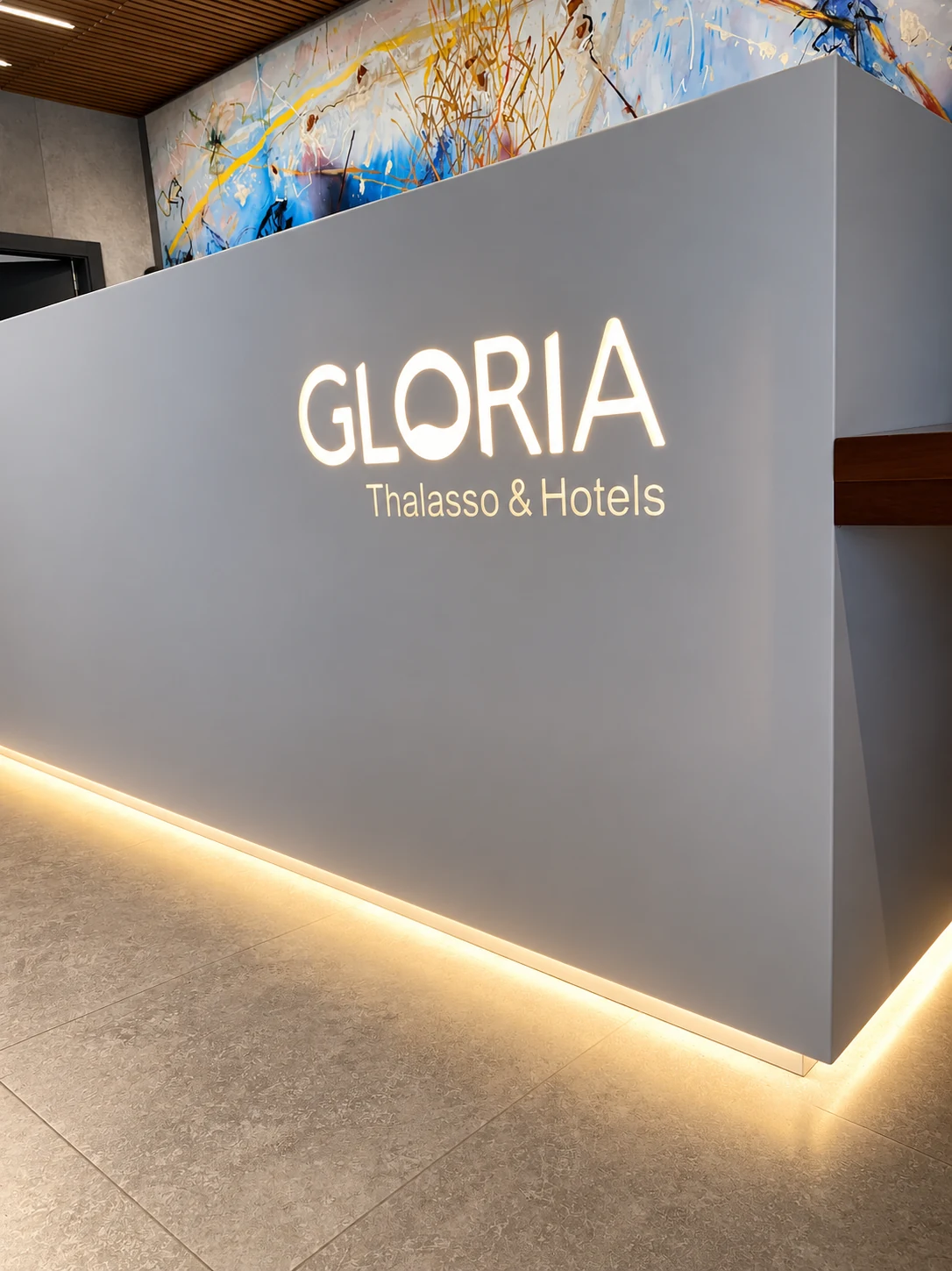 Mostrador de hotel con iluminación y rotulación integradas