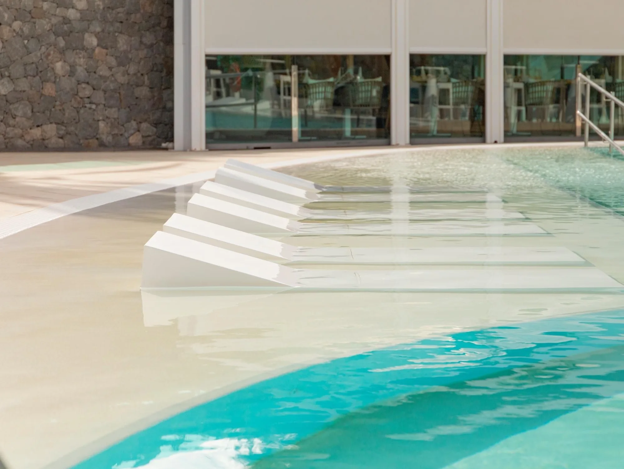 Tumbonas integradas en la piscina de un spa hotelero