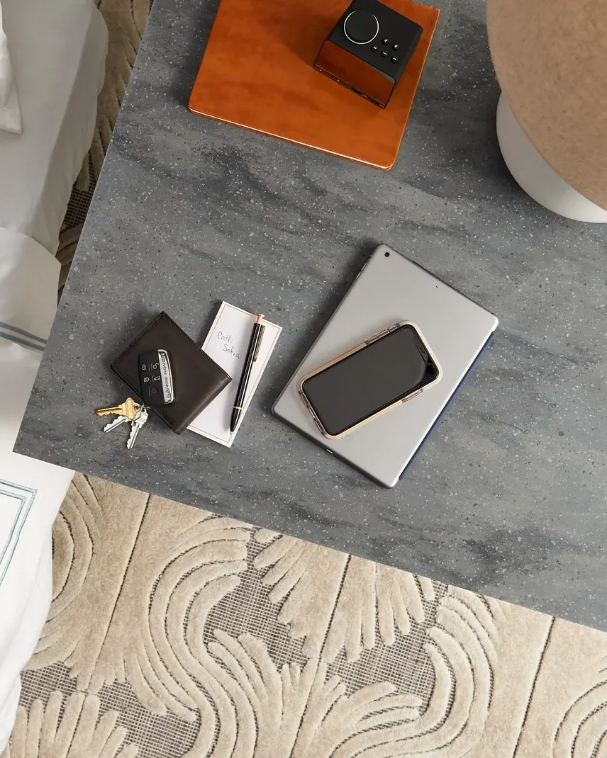 Mesita de noche de Corian® Carbon Aggregate en un dormitorio