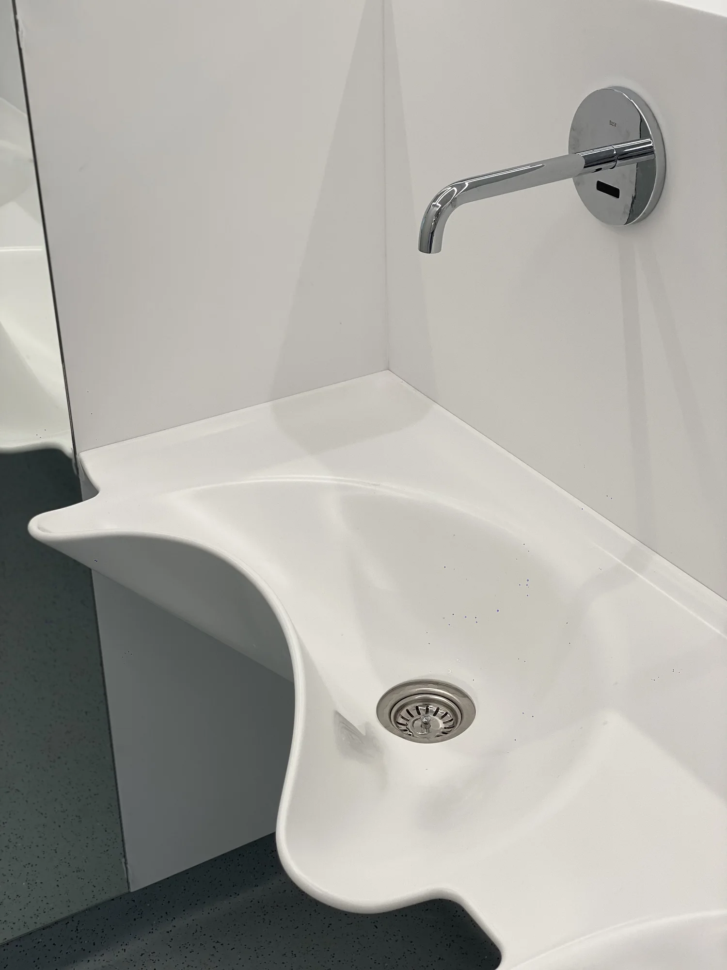 Aplicación sanitaria realizada en Corian®
